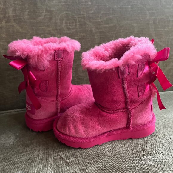 UGG BAILEY BOW II SUEDE WATER REPELENT- BERRY / KIDS - Picture 1 of 1